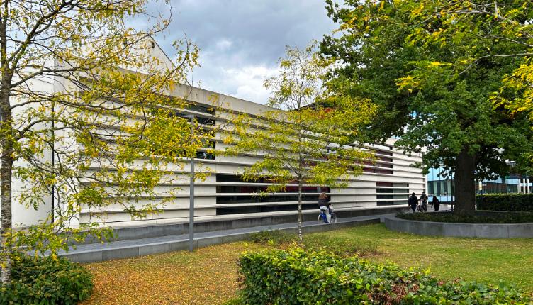 Collegezalencomplex Universiteit Twente met betonnen gevel en horizontale lamellen, vijftien jaar na oplevering opnieuw bezocht door dvdp.