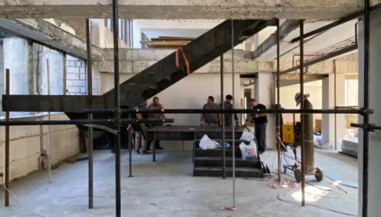 Bouwwerkzaamheden in volle gang in de Universiteitsbibliotheek van Yerevan, Armenië, waar de nieuwe staalconstructie en ruimtelijke verbindingen worden gerealiseerd.